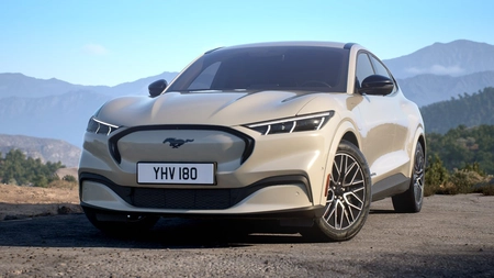 Mustang Mach-E 2025 primește pompă de căldură în standard și culori noi