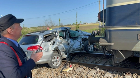 Tragedie de Paște! Un bărbat de 45 de ani a murit după ce mașina pe care o conducea a fost izbită de tren. Nu a întors capul la timp