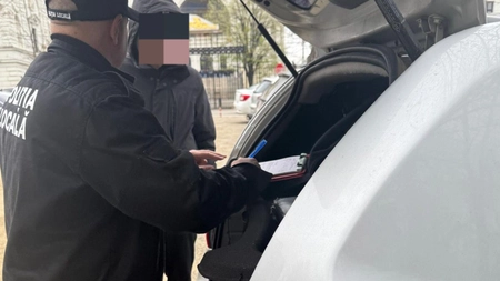 Val de cerșetori în zona Mitropoliei din Iași! În câteva minute, polițiștii au depistat 7 persoane care apelau la mila publicului: „Au început să apară tot mai mulți”