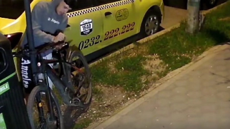 Hoț mai prost ca acesta nu a existat în istoria Iașului! A încercat să fure o bicicletă legată de un stâlp sub o cameră de supraveghere. O oră și jumătate i-a trebuit să reușească - UPDATE