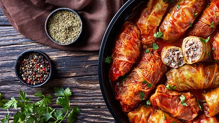 Câte sarmale ies dintr-un kg de carne? Iată ce trebuie să știe gospodinele!