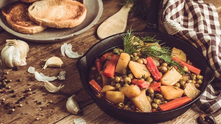 Tocăniță de mazăre cu cartofi! Iată ce ingredient îi dă o aromă delicioasă!