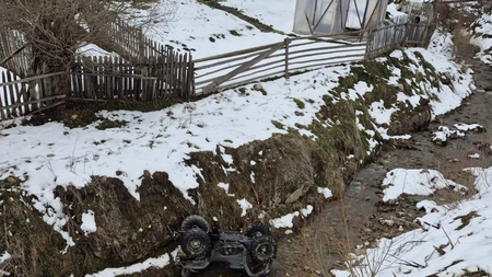 Eveniment rutier în localitatea Dămuc. O tânără s-a răsturnat cu un ATV în râu