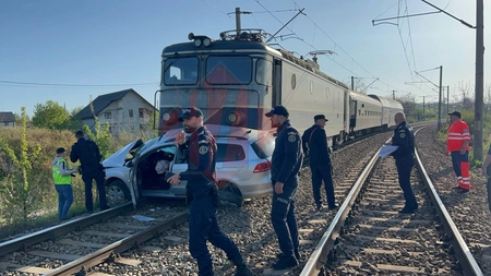 Accident feroviar în Podu Iloaiei. O mașină a fost izbită de tren. Șoferul de 45 de ani a murit  - UPDATE