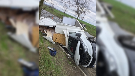 Accident rutier la Butea. O autoutilitară încărcată cu marfă s-a răsturnat