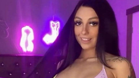 Este agresată constant pe stradă pentru banii ei! Cariera în OnlyFans i-a pus o pată de care nu poate scăpa