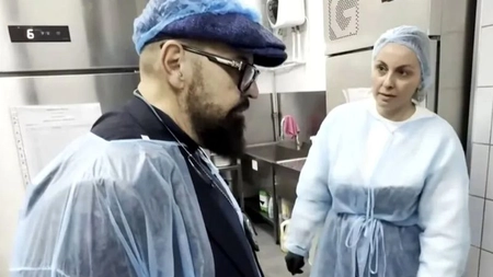 Ce a făcut angajata unui fast-food, după ce a aflat că Piedone face controale în zonă. Șeful ANPC a prins-o în fapt!