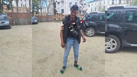 Deși avea brățară electronică la picior, acest lucru nu l-a oprit pe un tânăr din Iași să cerșească la Mitropolie. Iată cum l-au descoperit polițiștii