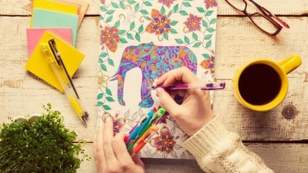 Cărți de colorat pentru adulți. Iată de ce e o metodă foarte bună de relaxare
