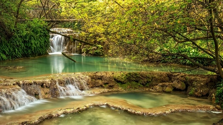 Cascada Krushuna, minune a Bulgariei. Iată ce îi fascinează pe turiști