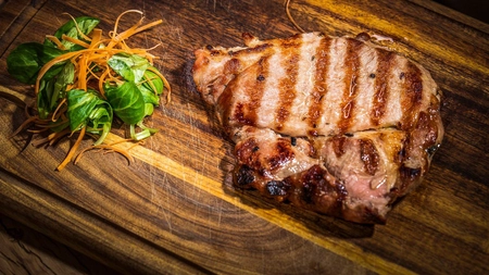 Câte calorii are ceafa de porc? Iată cum o poți consuma fără griji