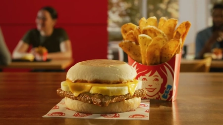 Un celebru lanţ de fast-food deschide primele restaurante în România! Ce salarii se oferă viitorilor angajați 