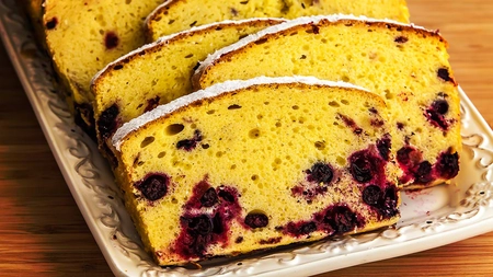 Chec cu fructe congelate – Rețeta pentru un desert delicios și ușor de preparat