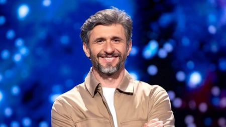 Dragoș Bucur muncește de zor la casa de la țară! Cum a fost surprins în grădină cu buldoexcavatorul