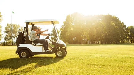 Pot fi conduse pe drumurile publice mașinile de golf? Ce trebuie să știe cetățenii