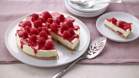 Rețete pentru dulciuri minunate. Clătite cu frișcă de lavandă și cheesecake cu sos de zmeură