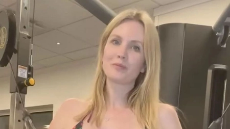 Își face antrenamentul la sală în bikini! A întors toate capetele cu apariția ei provocatoare!