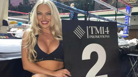 Este fata cu pancarda în galele de box și atrage toată atenția bărbaților! Fanii înfocați o caută și după meciuri!