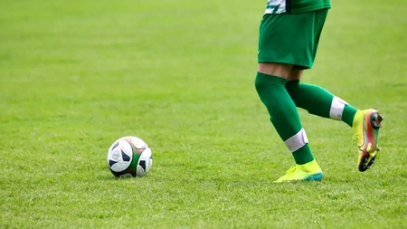 Lumea sportului este în stare de șoc! Un fotbalist a murit pe teren, sub ochii tuturor: „Va rămâne mereu în inimile noastre”