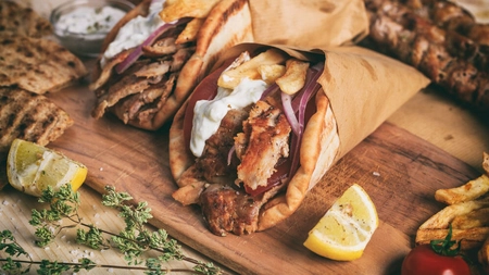 Iată cum poți face un gyros de pui după rețeta originală – Un preparat care te va face să te simți ca în Grecia, din propria casă