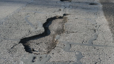 ApaVital vrea să repare găurile din asfalt apărute în urma intervențiilor la canalizare! Compania plătește 510.000 de euro pentru lucrările din municipiul Iași