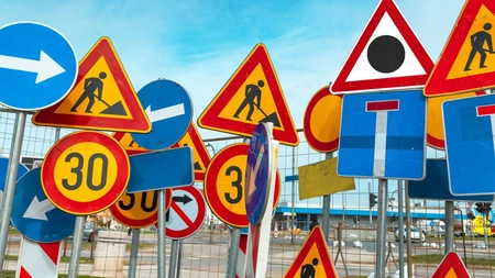 Șoferii nu știu ce înseamnă acest indicator rutier. Ce reprezintă linia neagră într-un cerc roșu