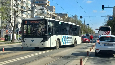 O intersecție din Iași a devenit coșmarul șoferilor de autobuz! Circulă cu frică de fiecare dată când trec prin zonă