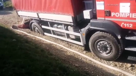 Imagini incredibile, surprinse în timpul unei intervenții ISU, la Iași! Mașina care transporta apa, pur și simplu, s-a scufundat în drum. O casă s-a făcut scrum