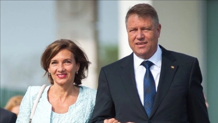 Klaus Iohannis, gest surprinzător față de un bătrân pe stradă. Gestul făcut de fostul preşedinte