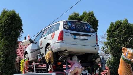 În acest loc din Iași, copiii trebuie să țină ochii închiși când trec. „Doctorul” Alecsandrescu face colecție de jucării intime, iar în garaj are un sicriu, unde face dragoste. Ultima nebunie: a urcat o mașină pe casă