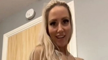 Poze fierbinți de la spa! Mămica sexy s-a pozat într-un costum de baie roz care lasă puțin loc imaginației!