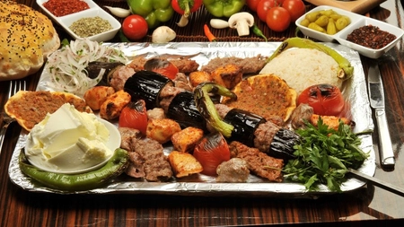 Mâncare turcească, o combinație de arome și condimente. Iată prin ce delicii se remarcă