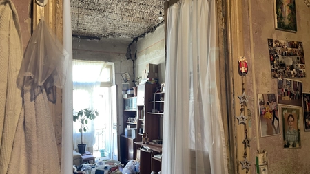 Acest apartament de pe strada Cuza Vodă stă să se dărâme, dar costă cât o vilă! Proprietatea are 2 camere și o curte interioară: „Nu am gaz, iar apă este afară”