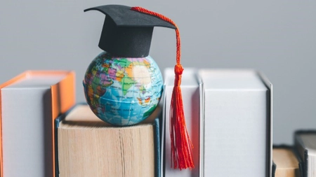 Când se adaugă anii de facultate la pensie? Iată cât primesc în plus românii!