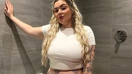 Plănuiește un nou tatuaj în zona intimă! A cerut idei de la fani