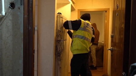 Un hoț s-a furișat în apartamentul a două tinere din Iași, crezând că va da lovitura, dar numai la bani nu i-a mai fost gândul când a văzut peste ce a dat