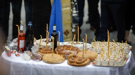 Câte vase se împart la parastas de 7 ani? Tradiții și obiceiuri pentru pomenirea celor trecuți în neființă!
