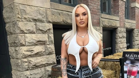 A pozat sexy lângă o balotă de fân! Topul decupat a fost cel care a atras atenția cel mai mult!