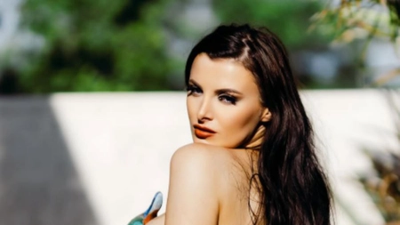 A pozat topless, iar fanii sunt în extaz! Pozele au primit zeci de reacții