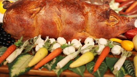 Iată cum poți prepara un purceluș de lapte delicios – Rețetă ideală pentru o masă festivă