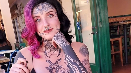 A fost respinsă de la job din cauza tatuajelor „demonice”! Drept răzbunare, s-a pozat nud!