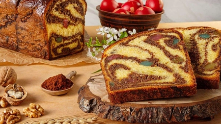 Cum să pregătești rețeta de cozonac pufos cu unt și pască cu ciocolată. Delicii tradiționale reinterpretate