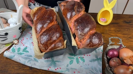 Cozonacul roz este noua modă de Paște. Cum se prepară și ce ingredient special conține