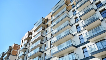 Se schimbă regulile pentru românii care locuiesc la bloc și vor să își închidă balconul! Pași legali pentru cei care fac modificări în apartament