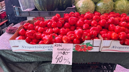Prețuri exorbitante pentru primele roșii românești, în piețele din Iași. Client: „Nu merită acești bani, chiar dacă sunt de la producător”