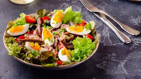 Rețeta pentru salata Nicoise! Află cum se prepară și de unde provine preparatul!