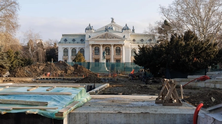 Bătaie de joc în centrul Iașului! Lucrările de la esplanada din fața Teatrului Național bat pasul pe loc. Primarul Mihai Chirica nu pare interesat de ceea ce se întâmplă