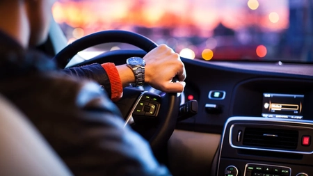 Șoferii care au două mașini trebuie să scoată mai mulți bani din buzunare! Se scumpește o taxă obligatorie