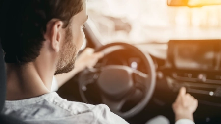 Șoferii nu mai au voie să staționeze cu motorul pornit! În ce situații se aplică regula