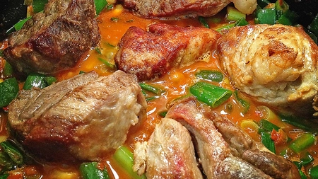Rețeta pentru un stufat de porc perfect – Preparat tradițional, cu mămăliguță